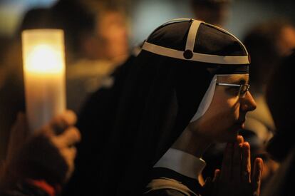 La vigilia previa a la ceremonia de canonización de Juan Pablo II y Juan XXIII, eran frecuentes los rezos entre los fieles y entre las religiosas que, como esta, frente a la iglesia de Santa Inés, aguardaban la multitudinaria misa.