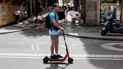Un usuario de patinete eléctrico.