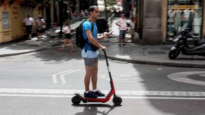 Un usuario de patinete eléctrico. 