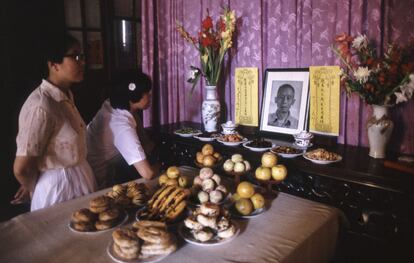 La foto del difunto preside una mesa con las ofrendas traídas por familiares para su funeral en el templo de Longhua (el Brillo del Dragón), el más antiguo de la ciudad.