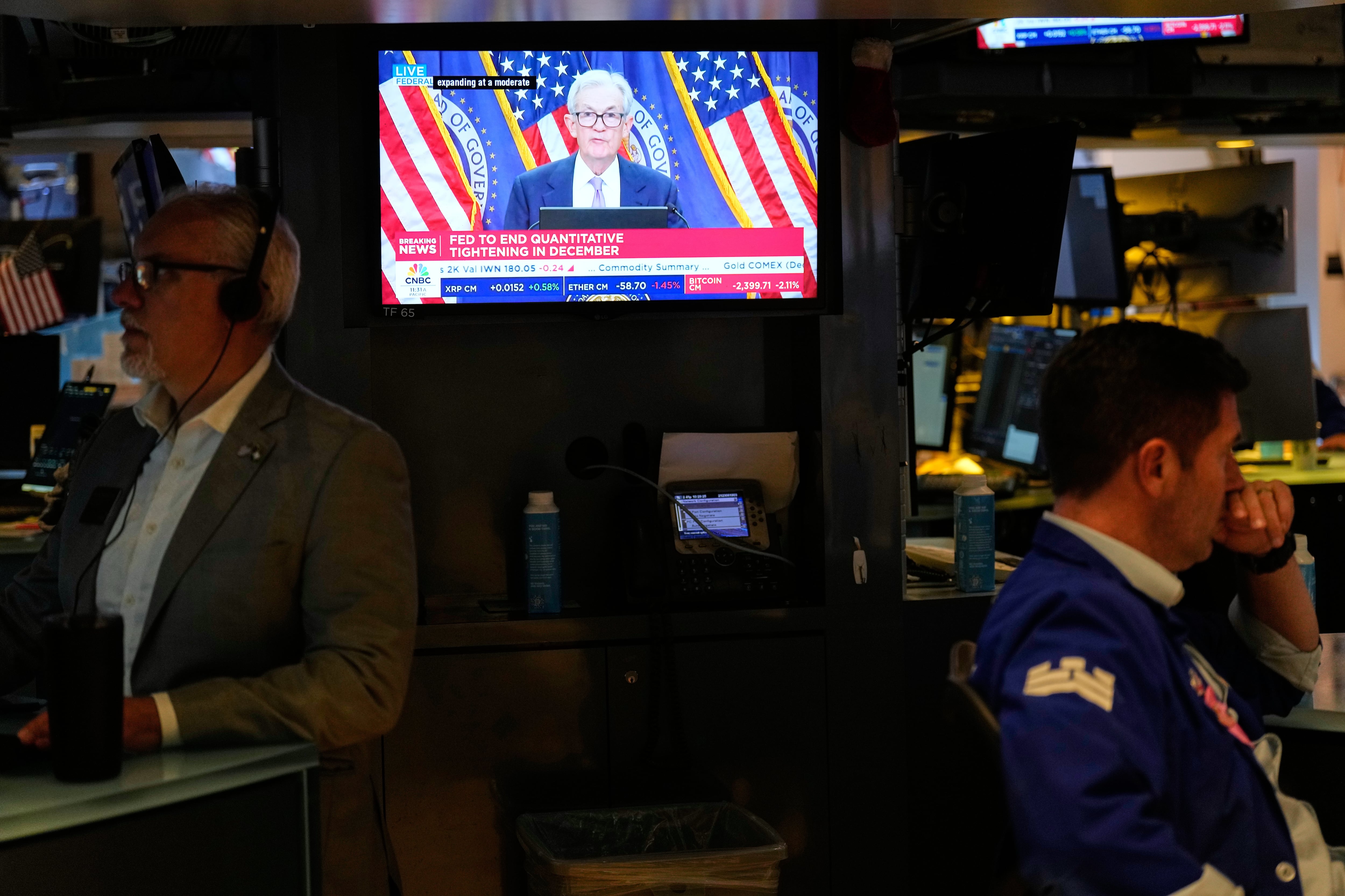 A television displays Federal Reserve Chair Jerome Powell speaking while traders work on the floor at the New York Stock Exchange in New York, Wednesday, Oct. 29, 2025. (AP Photo/Seth Wenig)