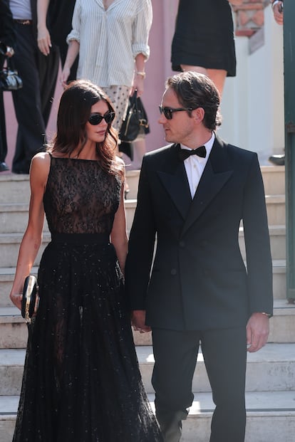 La modelo Kaia Gerber, hija de Cindy Crawford, y el actor Lewis Pullman, hijo de Bill Pullman, escogieron la alfombra roja de la 82ª edición del Festival de Cine de Venecia para destapar su romance, del que se rumoreaba desde hacía meses.