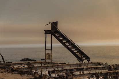 Una escalera, única estructura en pie de un edificio que ha quedado completamente destruido por el fuego en Malibú a causa del incendio 'Palisades', en Los Ángeles, California.