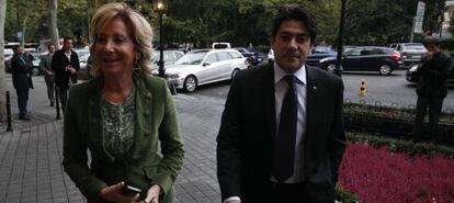 Esperanza Aguirre y David P&eacute;rez, a su llegada al hotel Ritz.