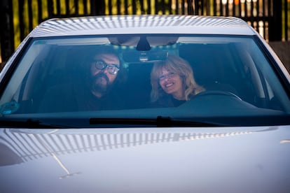 Aída Fernández le alquila su coche a Carlos Tejeda en Madrid.