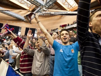 La aficción del Obradoiro celebra la victoria del sábado sobre el Gran Canaria. / ÓSCAR CORRAL