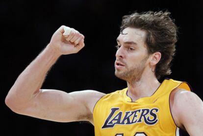 Pau Gasol celebra un enceste contra los Raptors de Toronto.