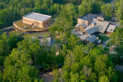Vista aérea del Teatro Doris Duke en el campus del Festival de Danza Jacob’s Pillow (Massachusetts).