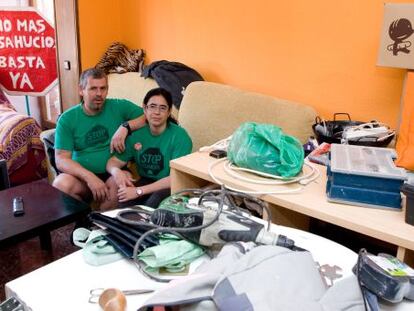 Toni Cort&eacute;s y Ani Valderrama, arreglando su nuevo piso concedido en alquiler social en Terrassa