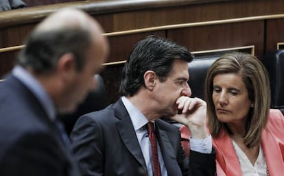 El ministro de Industria y Turismo, José Manuel Soria, conversa con la ministra de Empleo y Seguridad Social, Fátima Báñez, en presencia del ministro de Economía, Luis de Guindos.