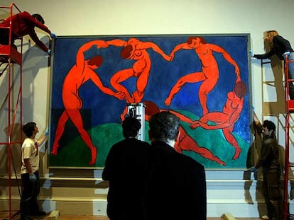 Varios operarios cuelgan ayer en la Royal Academy <i>La danza,</i> de Henri Matisse (1910), cedido por el Ermitage para la exposición.