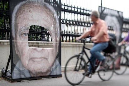 Daños en el retrato de un superviviente del Holocausto, expuestos en una céntrica avenida de Viena (Austria).