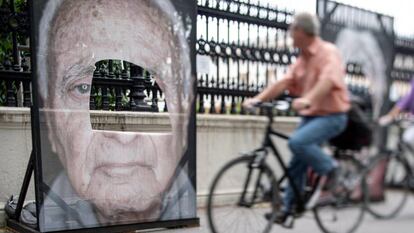 Daños en el retrato de un superviviente del Holocausto, expuestos en una céntrica avenida de Viena (Austria).