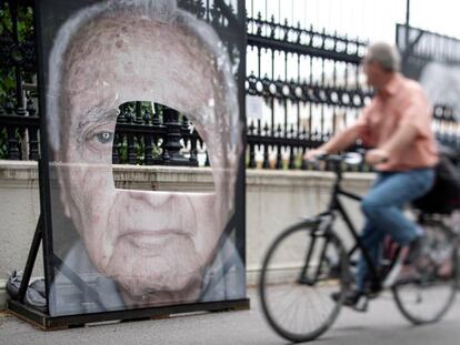 Daños en el retrato de un superviviente del Holocausto, expuestos en una céntrica avenida de Viena (Austria).
