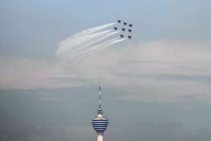 Los Black Eagles, el equipo aéreo acrobático de cazas T-50, pertenecientes a la fuerza aérea surcorena, vuelan en formación durante un desfile aéreo en Kuala Lumpur (Malasia).