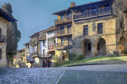 Desde la Cueva de Altamira hasta nuestros días, Santillana del Mar cuenta con un magnífico patrimonio, encabezado por la colegiata de Santa Juliana, joya del románico a partir de la cual surge la configuración urbana de esta villa costera. Atesora un ramillete de casas y palacios del XVIII, mandados construir por los indianos que volvieron ricos a su tierra natal. www.santillanadelmarturismo.com