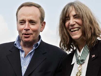 Patti Smith, junto al ministro de cultura francés, Renaud Donnedieu de Vabres, tras ser condecorada.
