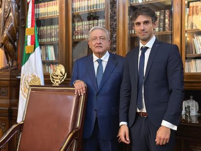 Andrés Manuel López Obrador (i), durante la reunión con el abogado argentino de Pedro Castillo, Guido Croxatto, en Ciudad de México este lunes.