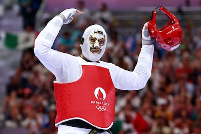 El mexicano Carlos Sansores, durante su combate de octavos de final frente al guineano Paivou Johnouario Gomis, en taekwondo masculino.