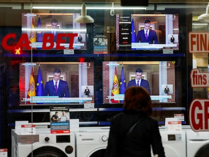 La comparecencia de Pedro Sánchez desde una tienda de televisores en El Masnou, al norte de Barcelona, este 29 de abril.