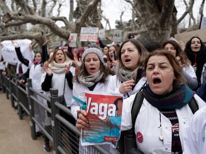 Protesta de enfermeras y auxiliares de enfermería, este martes, a las puertas del Parlament de Cataluña, en el primer día de huelga en la sanidad.