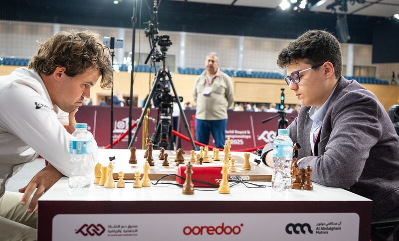 Un momento de la partida entre Carlsen (izquierda) y el turco Erdogmus, de 14 años, durante el Mundial de Rápidas en Doha (Catar) este domingo