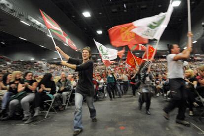 Seguidores ondean banderas de Bildu, el País Vasco y Navarra durante un mitin el sábado en Barakaldo.
