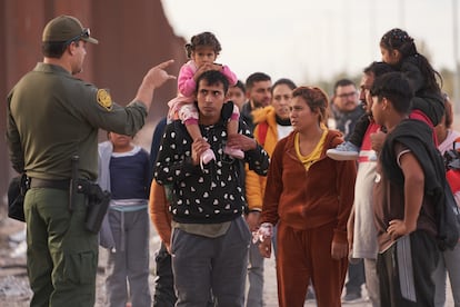 Las autoridades estadounidenses han instado a quien desee entrar o salir del país, que utilice algún otro punto de entrada, como Nogales y San Luis, también en el Estado de Arizona. En la imagen, un grupo de migrantes escucha las instrucciones de un agente migratorio. 