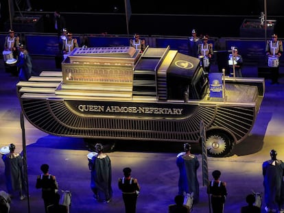 El carro que lleva la momia de la reina Ahmose Nefertari, durante su traslado por las calles de El Cairo.
