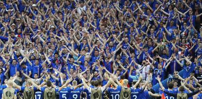 La afición de Islandia celebra la victoria.