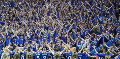 La afici&oacute;n de Islandia celebra la victoria.