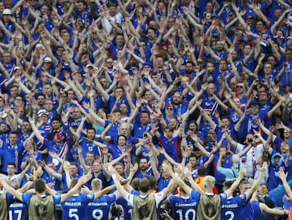 La afici&oacute;n de Islandia celebra la victoria.