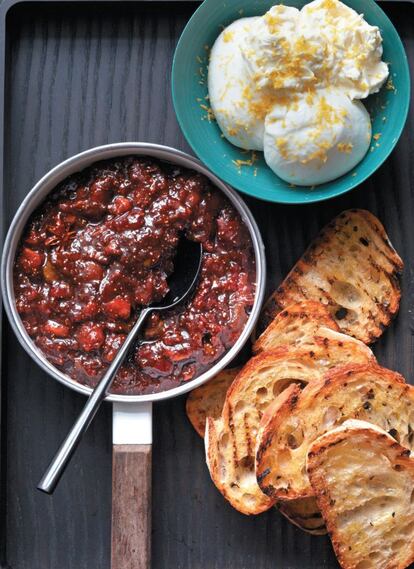 <p><b>La burrata es una ‘mozzarella’</b> extracremosa que merece ser la estrella del plato, pero tiene que comerse siempre muy fresca. Para acompañar, solo se necesita pan crujiente, tomates asados y unas hojas de albahaca, o bien esta sencilla mermelada.</p><p><i>Ingredientes</i></p><p>Para 4 personas. Mermelada de higos: 150 gramos de azúcar extrafino, 500 gramos de higos maduros sin tallos y troceados, 5 vainas de anís estrellado enteras, 1-2 cucharadas de vinagre balsámico. Además, 1 pequeño pan de chapata cortado en rodajas, 2 bolas de burrata, la ralladura de 1 limón, aceite de oliva virgen extra, sal y pimienta.<p><p><i>Preparación</i></p><p>1. Para la mermelada, extender en una sartén de base gruesa el azúcar, una pizca de sal y el anís estrellado. Llevar a fuego medio hasta que el azúcar empiece a caramelizarse. Añadir los higos y remover. 2. Reducir un poco el fuego y agregar una cucharada de vinagre. Cocer la mermelada a fuego lento, revolviendo hasta que espese y los higos casi se deshagan. Retirar el anís estrellado. 3. Triturar los higos con un prensador de patatas, retirar la mermelada del fuego y dejarla enfriar. 4. Mientras, preparar las tostaditas. Rociar las rebanadas de chapata con un poco de aceite de oliva y sazonarlas con sal y pimienta. Colocarlas sobre la plancha y tostarlas por ambos lados durante 1 o 2 minutos, o hasta que queden doradas. 5. Colocar la burrata en un bol, salpimentarla, rociarla con un poco de aceite y espolvorear con ralladura de limón. Untar las tostadas con la mermelada de higos y servirlas junto con la burrata.</p>