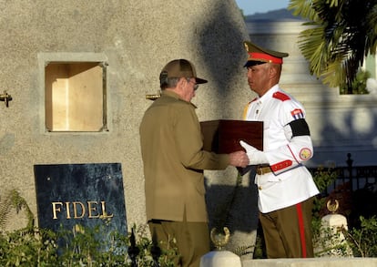 El presidente de Cuba, Raúl Castro, recibe las cenizas de su hermano Fidel, en el cementerio de Santa Ifigenia en Santiago, Cuba, el 4 de diciembre de 2016.
