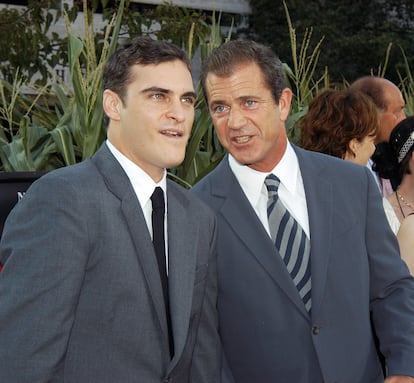 Joaquin Phoenix y Mel Gibson en el estreno de 'Señales' en 2002.