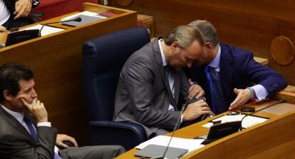 El diputado Ricardo Costa habla con el presidente del Consell, Alberto Fabra, durante el pleno de las Cortes. 