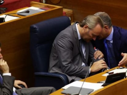 El diputado Ricardo Costa habla con el presidente del Consell, Alberto Fabra, durante el pleno de las Cortes. 