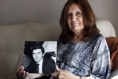 Maria del Carmen Luppo muestra una foto de su marido, Urbano López.