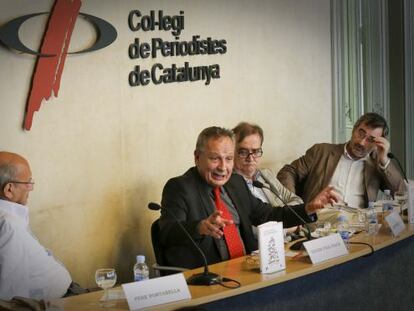 De izquierda a derecha el cineasta Pere Portabella, Xavier Vidal-Folch, Josep María Martí, decano del Colegio de Periodistas y el sociólogo Manuel Cruz.