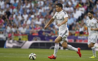 James conduce el balón ante el Valencia.