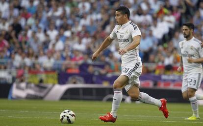 James conduce el bal&oacute;n ante el Valencia.