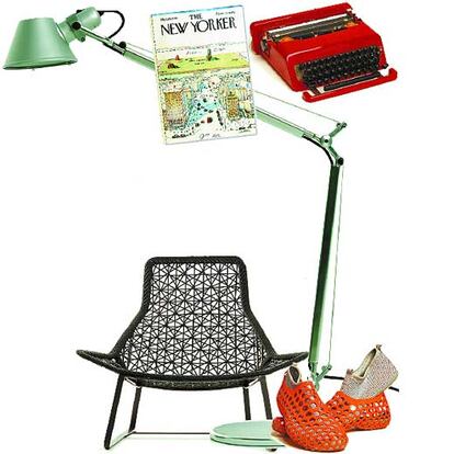 Lámpara <i>Tolomeo</i>; portada de la revista  <i>New Yorker</i>; máquina de escribir <i>Olivetti</i>; silla <i>Maia</i> y zapatillas <i>Zvezdochka</i>.