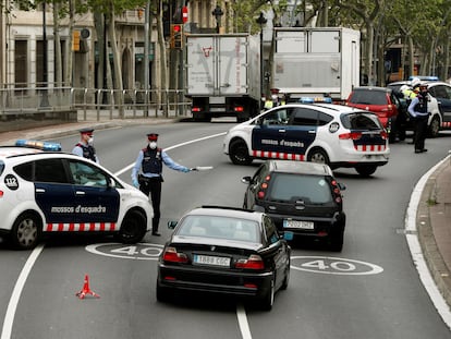 Los Mossos realizan este martes un control a los vehículos en la Gran Vía de Barcelona.