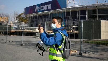 Un operari a la Fira de Barcelona on s'havia de celebrar el Mobile.