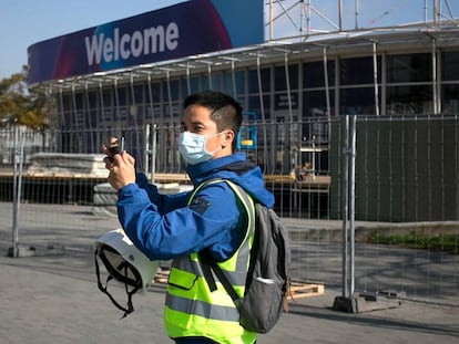 Un operari a la Fira de Barcelona on s'havia de celebrar el Mobile.