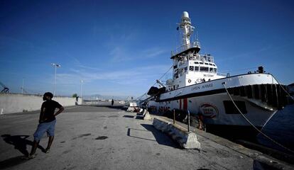 El buque de rescate 'Open Arms' en Nápoles.