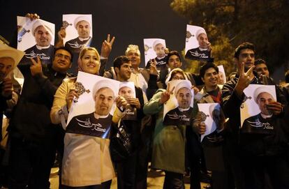 Seguidores del ministro de Exteriores Mohammad Javad Zarif muestran su foto tras el pacto de Ginebra, hoy en Teher&aacute;n.