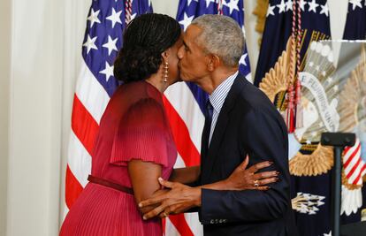 El expresidente da un beso a su esposa luego de dar un discurso a los presentes.