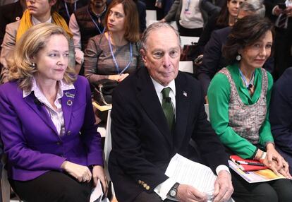 La ministra de Economía en funciones, Nadia Calviño; el exalcalde de Nueva York, Michael Bloomberg, y la presidenta del Banco Santander, Ana Botín, en la cumbre del clima el martes pasado.