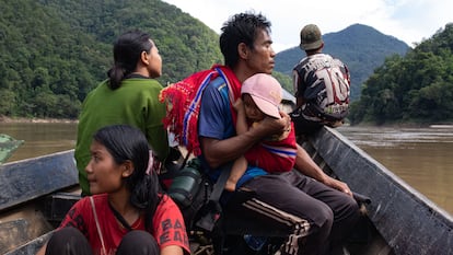 Un grupo de desplazados por la guerra de Myanmar intenta alcanzar la frontera de Tailandia cruzando el río Salween en barca.